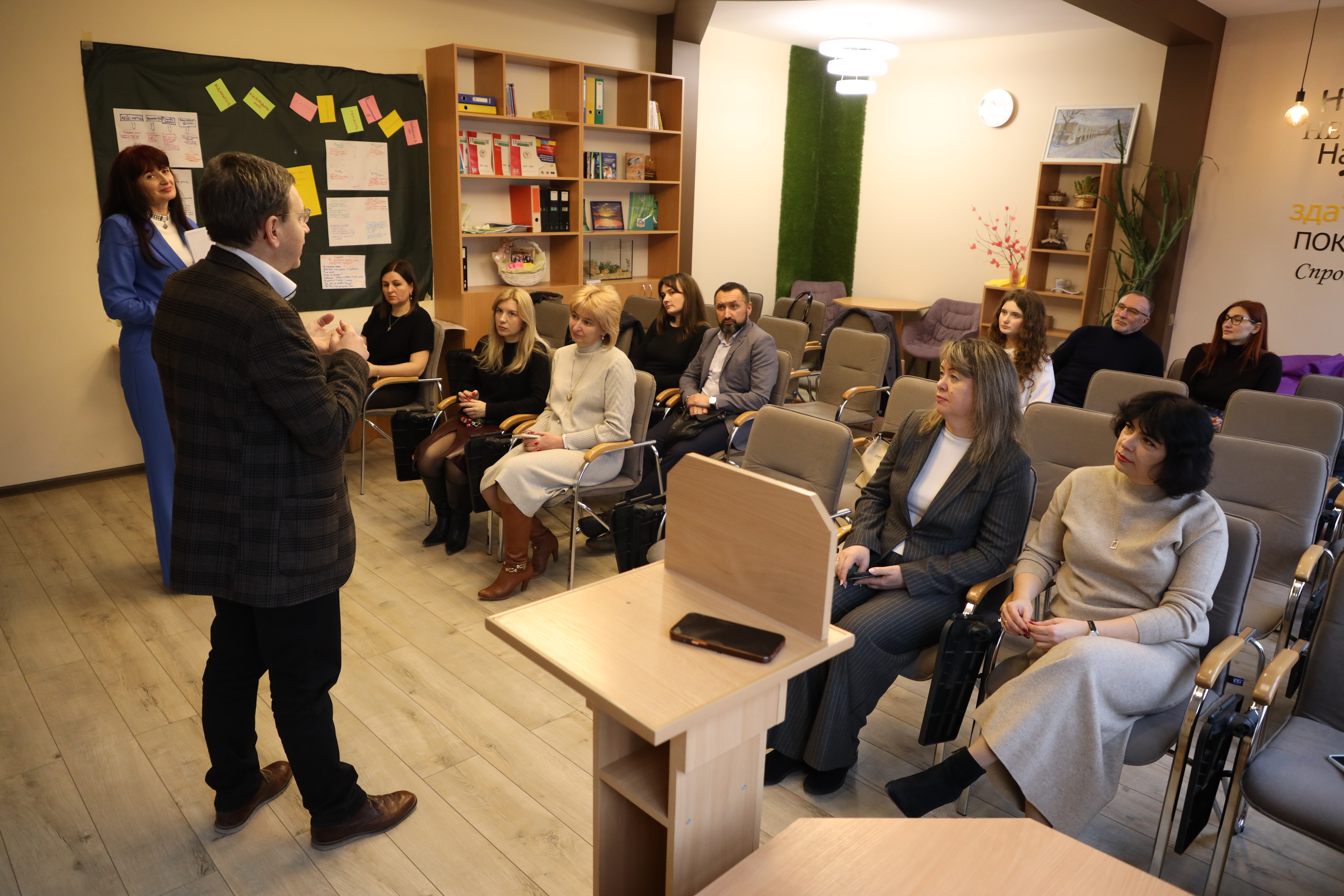 Rektor_profesor_Bohdan_Buiak_ta_vypusknyky.